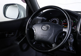 Подержанный автомобиль Toyota Land Cruiser Prado 2007 года (13 фото)