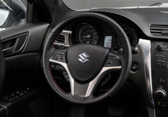 Подержанный автомобиль Suzuki Kizashi 2011 года (12 фото)