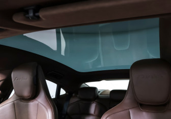 Подержанный автомобиль Porsche Taycan 2021 года (17 фото)