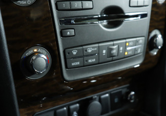 Подержанный автомобиль Nissan Patrol 2013 года (20 фото)