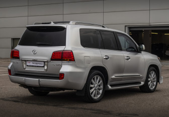 Подержанный автомобиль Lexus LX 2008 года (5 фото)