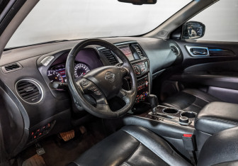 Подержанный автомобиль Nissan Pathfinder 2016 года (14 фото)
