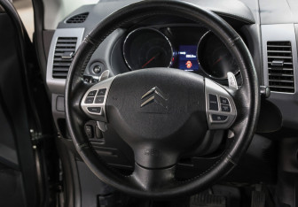 Подержанный автомобиль Citroen C-Crosser 2012 года (17 фото)