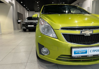 Подержанный автомобиль Chevrolet Spark 2011 года (8 фото)