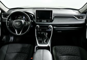 Подержанный автомобиль Toyota RAV4 2020 года (8 фото)