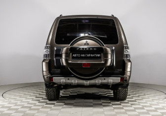Подержанный автомобиль Mitsubishi Pajero 2013 года (4 фото)