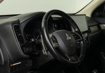 Подержанный автомобиль Mitsubishi Outlander 2013 года (13 фото)