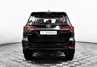 Подержанный автомобиль Toyota Fortuner 2017 года (6 фото)