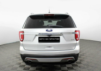 Подержанный автомобиль Ford Explorer 2016 года (3 фото)