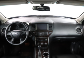 Подержанный автомобиль Nissan Pathfinder 2015 года (12 фото)