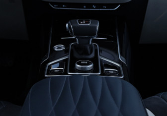 Подержанный автомобиль Hongqi HS5 2024 года (27 фото)