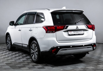 Подержанный автомобиль Mitsubishi Outlander 2019 года (7 фото)