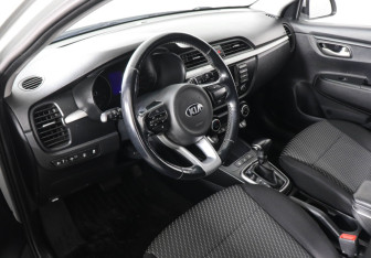 Подержанный автомобиль Kia Rio Hatchback 2018 года (9 фото)
