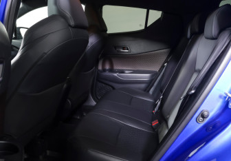 Подержанный автомобиль Toyota C-HR 2018 года (11 фото)