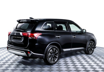 Подержанный автомобиль Mitsubishi Outlander 2022 года (5 фото)