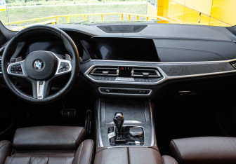 Подержанный автомобиль BMW X7 2021 года (12 фото)