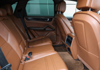 Подержанный автомобиль Porsche Cayenne 2018 года (11 фото)