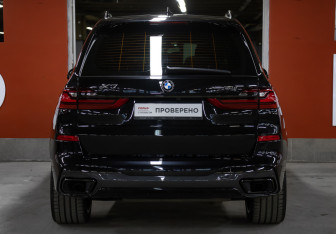 Подержанный автомобиль BMW X7 2021 года (6 фото)
