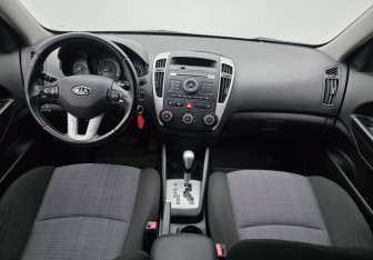 Подержанный автомобиль Kia Ceed Hatchback 2011 года (11 фото)
