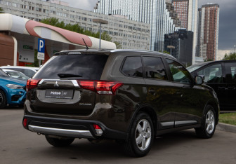 Подержанный автомобиль Mitsubishi Outlander 2015 года (4 фото)