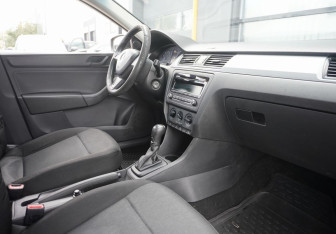 Подержанный автомобиль Skoda Rapid Liftback 2014 года (11 фото)