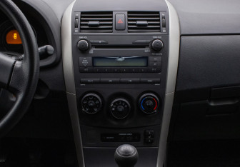 Подержанный автомобиль Toyota Corolla Sedan 2007 года (14 фото)