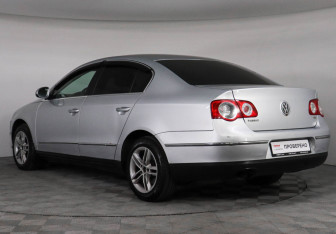 Подержанный автомобиль Volkswagen Passat Sedan 2010 года (7 фото)
