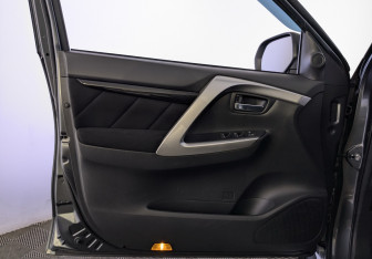 Подержанный автомобиль Mitsubishi Pajero Sport 2018 года (19 фото)