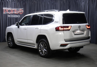 Подержанный автомобиль Toyota Land Cruiser Suv 2021 года (7 фото)