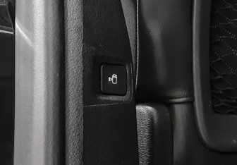 Подержанный автомобиль Peugeot Traveller 2018 года (24 фото)