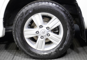 Подержанный автомобиль Toyota Land Cruiser Suv 2015 года (23 фото)