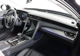 Подержанный автомобиль Hongqi H5 2023 года (10 фото)