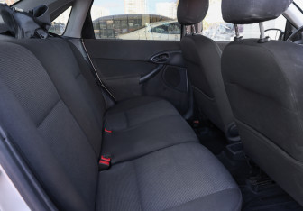 Подержанный автомобиль Ford Focus Sedan 2004 года (10 фото)