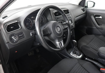 Подержанный автомобиль Volkswagen Polo Hatchback 2013 года (9 фото)