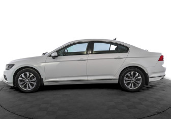 Подержанный автомобиль Volkswagen Passat Sedan 2021 года (8 фото)