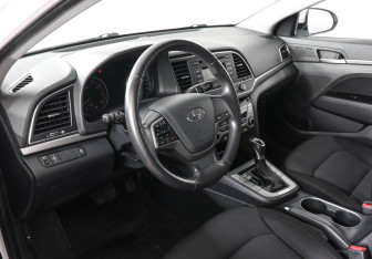 Подержанный автомобиль Hyundai Elantra Sedan 2017 года (9 фото)