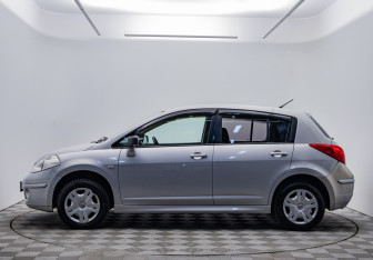 Подержанный автомобиль Nissan Tiida Hatchback 2011 года (8 фото)