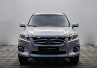 Подержанный автомобиль Toyota RAV4 2010 года (8 фото)