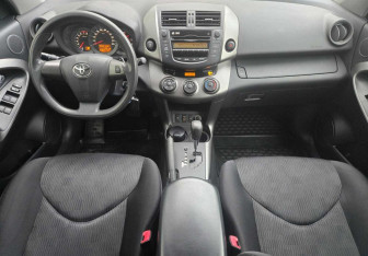 Подержанный автомобиль Toyota RAV4 2011 года (9 фото)