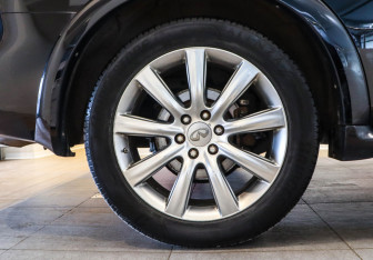 Подержанный автомобиль Infiniti QX80 2014 года (31 фото)