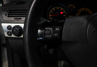 Подержанный автомобиль Opel Astra Hatchback 2008 года (16 фото)