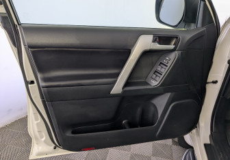 Подержанный автомобиль Toyota Land Cruiser Prado 2021 года (19 фото)