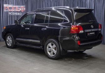 Подержанный автомобиль Toyota Land Cruiser Suv 2012 года (7 фото)