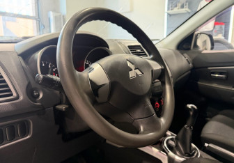 Подержанный автомобиль Mitsubishi ASX 2011 года (13 фото)