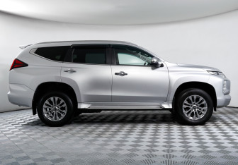 Подержанный автомобиль Mitsubishi Pajero Sport 2022 года (4 фото)
