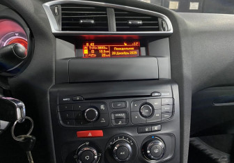 Подержанный автомобиль Citroen C4 Hatchback 2012 года (13 фото)