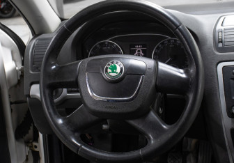 Подержанный автомобиль Skoda Octavia Liftback 2013 года (16 фото)