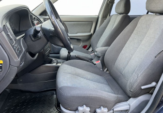 Подержанный автомобиль Hyundai Elantra Sedan 2005 года (10 фото)