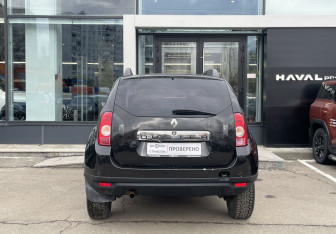 Подержанный автомобиль Renault Duster 2014 года (6 фото)