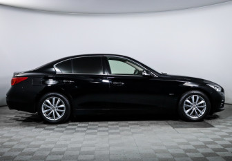 Подержанный автомобиль Infiniti Q50 2017 года (4 фото)